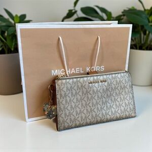 ⭐️MICHAEL KORS⭐️Gold & Camel Jet Set Large Signature Logo Wallet/EUC